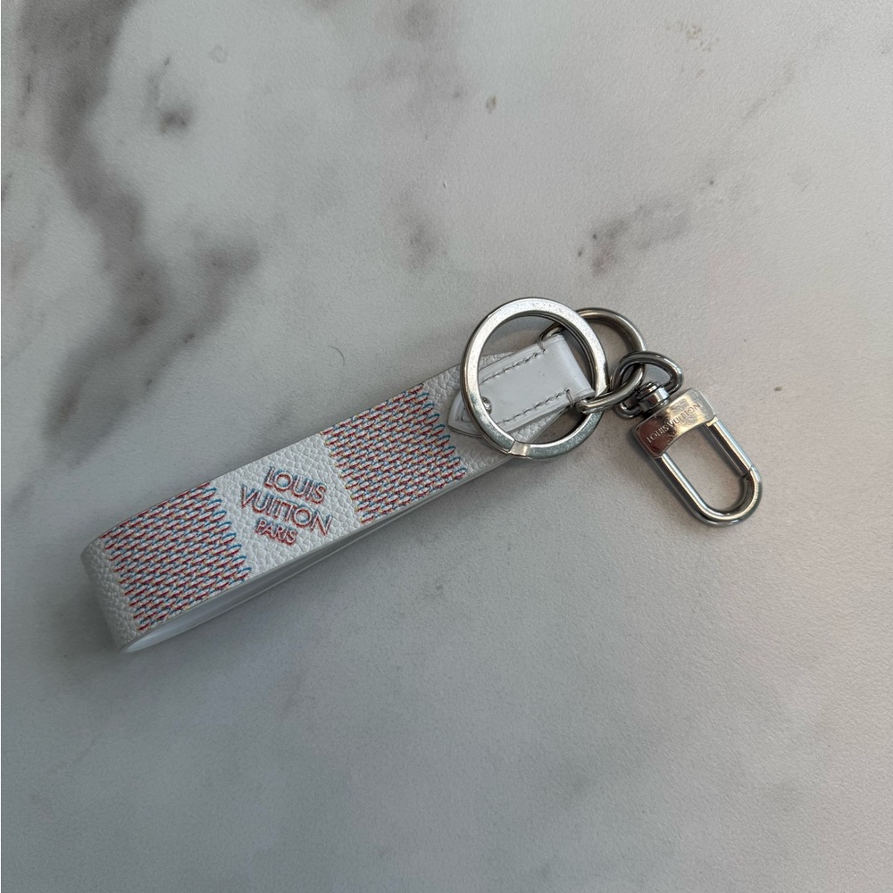 Authentic Louis Vuitton White and Silver Key Holder Keychain - Picture 3 of 4